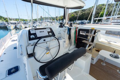 Charter Catamaran Lagoon-Bénéteau Lagoon 42 - 4 + 2 cab. Pula