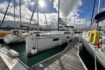 Rental Sailboat Bénéteau Oceanis 38.1 La Rochelle