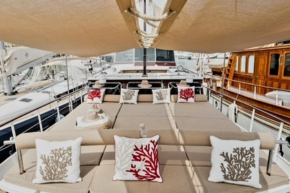 Location Yacht super van craft 1600 Antibes