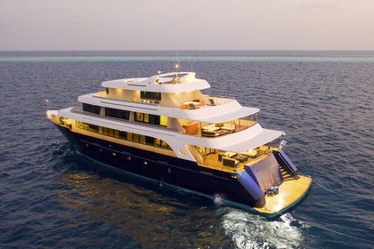 Hire Motor yacht Custom made Custom Made 142 Male