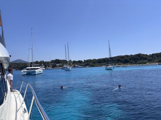 Split Motorboat Jeanneau Prestige 400 alt tag text