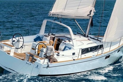 Rental Sailboat Beneteau Oceanis 38.1 La Trinité-sur-Mer