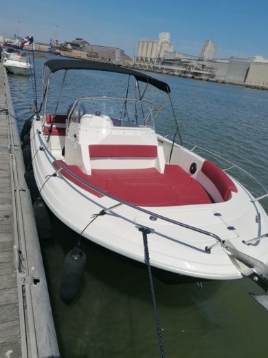 Motorboat Pacific Craft Open 670 Boat layout