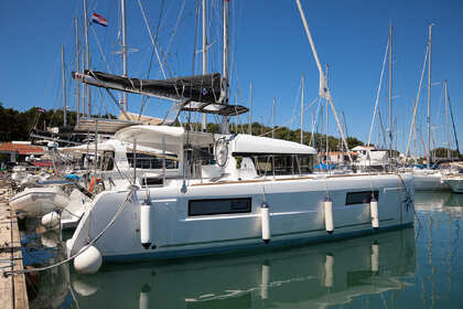 Charter Catamaran Lagoon-Bénéteau Lagoon 40 - 3 + 2 cab Pomer
