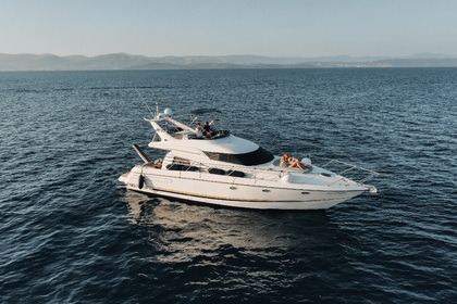 Hire Motorboat Sunseeker Manhattan 48 Fly Split