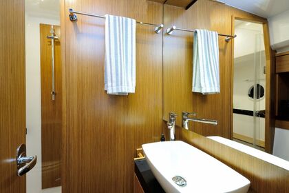 Miete Motoryacht Bavaria Yachtbau Bavaria Virtess 420 Fly Marina Lav