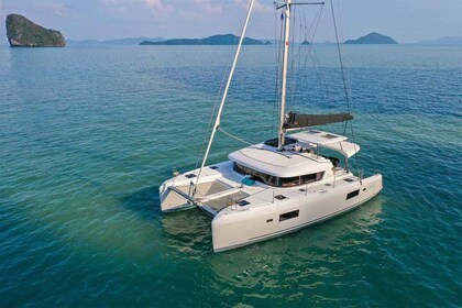 Charter Catamaran Lagoon-Bénéteau Lagoon 42 Millenium Pula