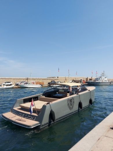 Cannes Motorboat VanDutch 40 alt tag text