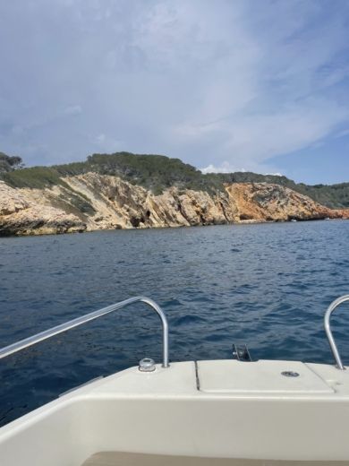 Saint-Cyr-sur-Mer Motorboat Quicksilver Activ 555 Open alt tag text