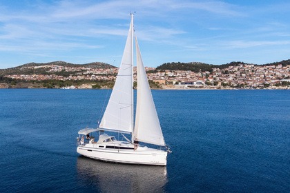 Rental Sailboat Bavaria Yachtbau Bavaria Cruiser 33 Šibenik