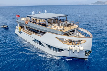 Noleggio Yacht Custom built luxury motor yacht trawler with a capacity of 12 people Distretto di Fethiye