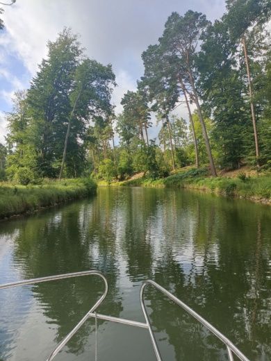 Mecklenburgische Seenplatte Houseboat Custom Viking 750 Sedan alt tag text