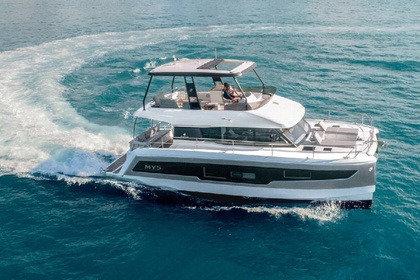 Charter Motorboat FOUNTAINE PAJOT MY 5 Ajaccio