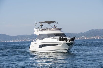 Charter Motorboat  Prestige 460 Split