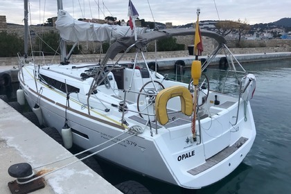 Charter Sailboat JEANNEAU Sun Odyssée 379 Performance Bandol
