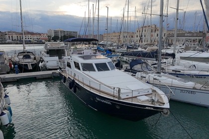 Location Bateau à moteur Canados 45 fly Syracuse