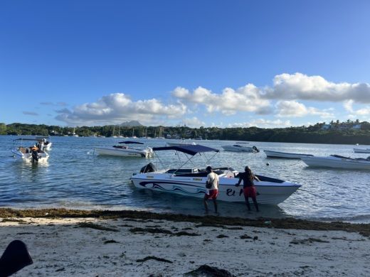 Trou d'Eau Douce Motorboat Resiglass Resicraft 25 alt tag text