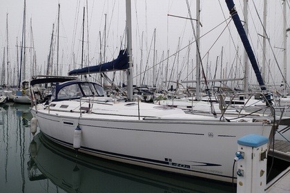 Hire Sailboat Dufour Yachts Dufour 385 - 3 cab. La Rochelle