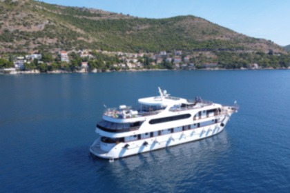 Location Yacht MS Invictus Brand New Split