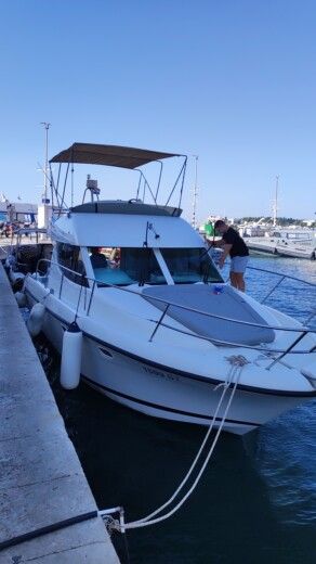 Split Motorboat Jeanneau Prestige 32 alt tag text