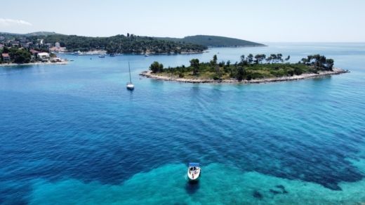 Split Motorboat QUICKSILVER Commander 635 alt tag text