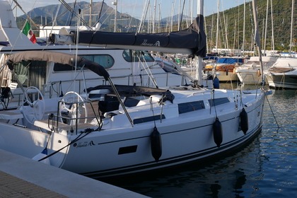 Charter Sailboat Hanse 388 Salerno