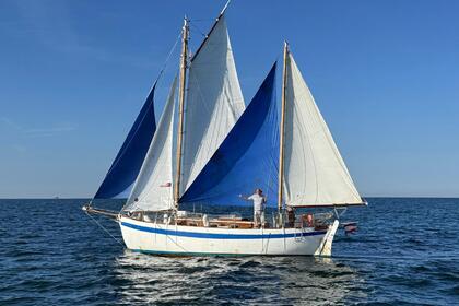Hire Sailboat John G. Hanna Tahiti-Ketch La Rochelle
