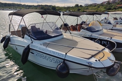 Miete Motorboot QUICKSILVER ACTIVE 675 Sundeck with Mercury 200 V6 -YEAR 2024. Pula