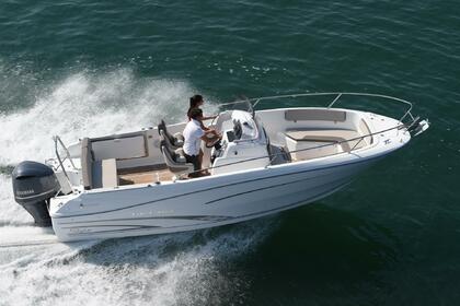 Charter Motorboat Jeanneau Cap Camarat 7.55 CC2 La Trinité-sur-Mer