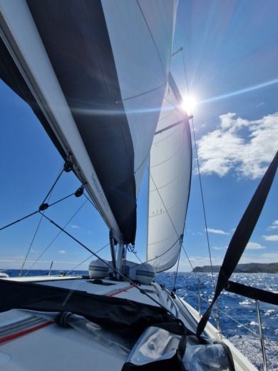 Denia Sailboat Beneteau Oceanis 40 alt tag text