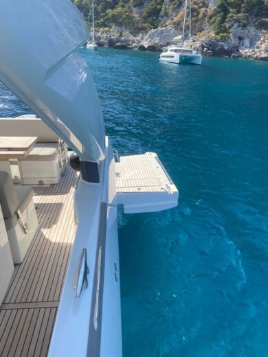 Nápoles Motorboat Jeanneau DB/43 alt tag text