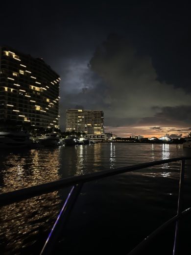 Cancún Motor Yacht Meridian Flybridge 50’ alt tag text