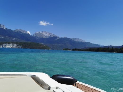 Annecy Motorboat Bayliner VR4 alt tag text