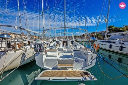 Miete Segelboot BENETEAU OCEANIS 38.1 Trogir