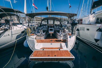 Hire Sailboat Bavaria Yachtbau Bavaria Cruiser 37 - 3 cab. Trogir