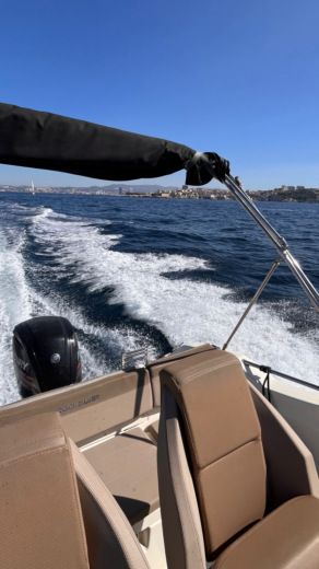 Marselha Motorboat Quicksilver Activ 555 Open alt tag text