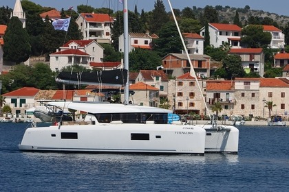 Charter Catamaran Lagoon-Bénéteau Lagoon 42 - 4 + 2 cab. Marina Frapa