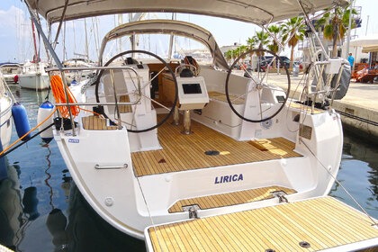 Hire Sailboat BAVARIA 37 CRUISER Split