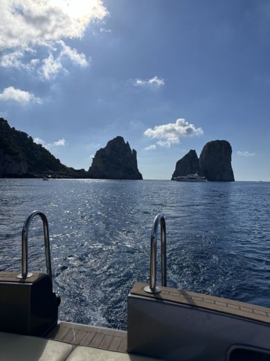 Capri Motorboat Itama 38 alt tag text