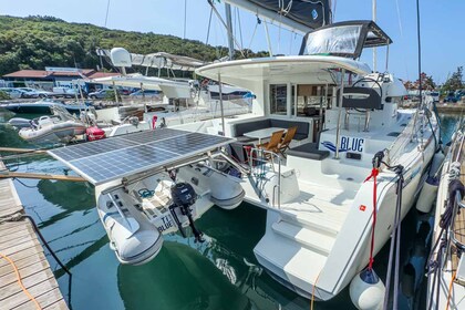 Charter Catamaran Lagoon-Bénéteau Lagoon 40 - 4 + 2 cab Pula