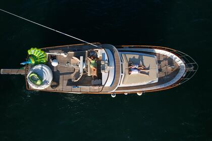 Hire Motor yacht Co.Me.Na Comena 50 Naples