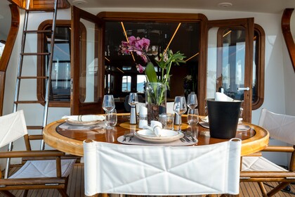 Rental Motorboat CODECASA GENTLEMAN'S YACHT Salamina