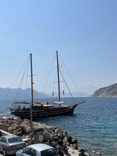 Atenas Motor Yacht Daily cruise from Athens Private cruise alt tag text