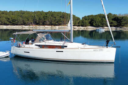 Hire Sailboat JEANNEAU SUN ODYSSEY 389 Pula