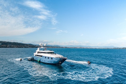 Location Yacht à moteur Concept Marine Custom tri-deck 42 Metre Cannes