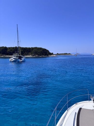 Split Motorboat Jeanneau Prestige 400 alt tag text