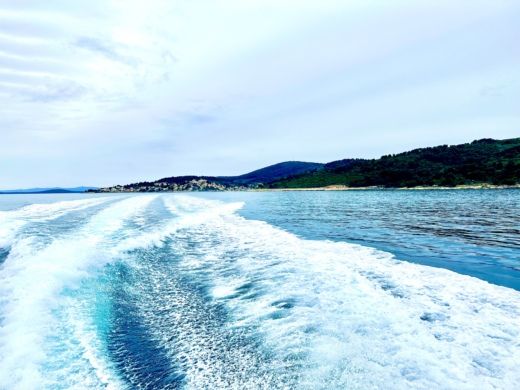 Split Motorboat FERRETTI 430 Fly alt tag text