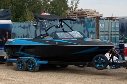 Hire Motorboat Axis Wake Research T22 Kelowna
