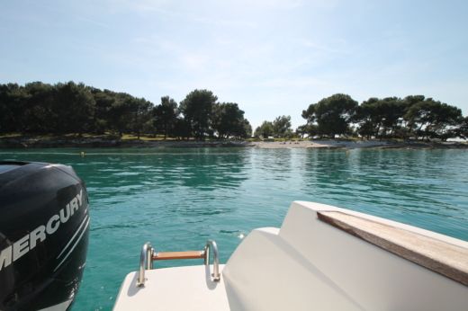 Motorboat Jeanneau Cap camarat 8.5CC boat plan