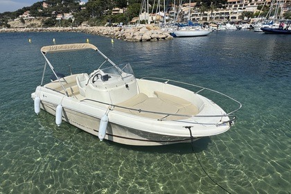 Hire Motorboat Jeanneau CAP CAMARAT 6.35 Saint-Cyr-sur-Mer